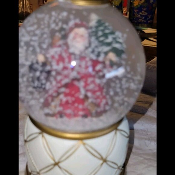 Vintage Santa snowglobe - Picture 2 of 2